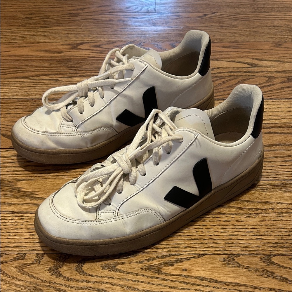 Veja V-12 Leather White Black Dune